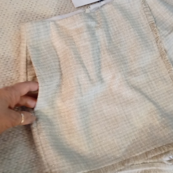 Lovers & Friends Skort textured with gold thread Pockets - Picture 5 of 10